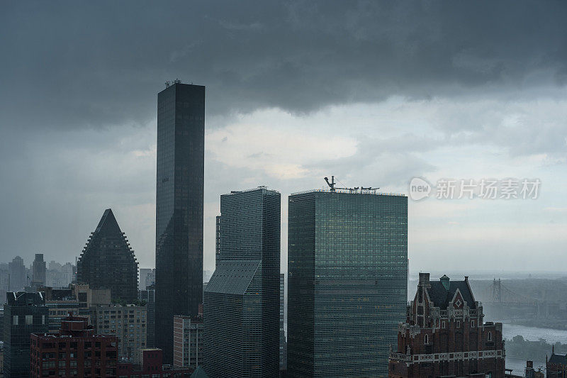 在曼哈顿市中心的一场暴风雨中，特朗普世界大厦(Trump World Tower)上空聚集了乌云。
